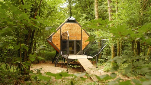 The diamond-shaped cabin on legs can be moved around the forest without harming or disturbing local ecosystems. Acacia wood, Douglas pines, and galvanized steel blend into the landscape, camouflaging the diamond-shaped form in the shadows of the undergrowth. Capable of housing up to four people, the structure鈥檚 minimal amenities allow for a pared-down and invigorating outdoor experience.