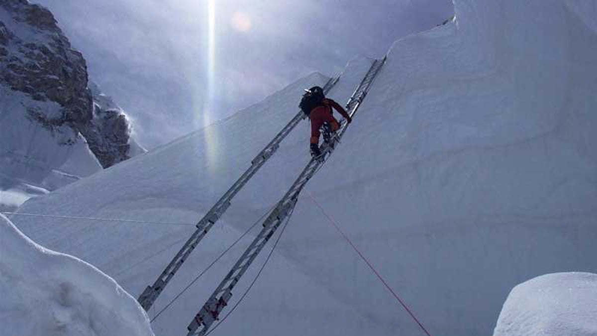 Sherpas Refuse to Fix Everest Route
