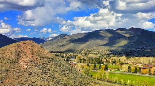 Even if these 12 towns didn&rsquo;t make it to the Best Towns 2015 contest, they still stood out above the dozens of other wild-card entries.Over 6,000 votes for 108 towns were entered into our first Best Towns Wild-Card contest&mdash;so many that it took us days to sort through them all. As we did, we had a realization: there were far more deserving towns than we had space for in our bracket. (Happening now) These 12 got us the most excited.&nbsp;