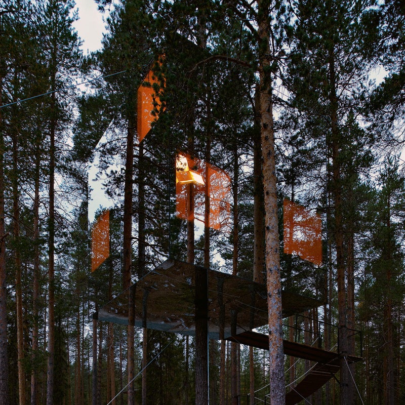 Accessible by rope ladder or rope bridge, the cube measures 4 meters on all sides. Built of lightweight aluminum and clad in mirrored glass, this tree house offers 360-degree views of the surrounding forest. Managed by a small nearby hotel called the Brittas Pensionat, the mirrorcube is intended as a prototype for at least ten other similar treehouse hotels.