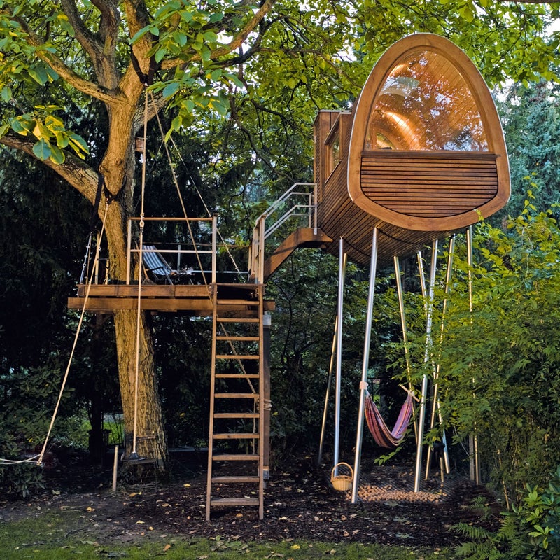 Before the prefabricated Nut Room could be placed in the tree, it had to be lifted over an adjacent house with a large crane, blocking off the entire street. Afterwards, the tree house was rolled to the tree, where it was brought into position to be lifted. Eight slim, asymmetrically-distributed stainless steel supports ensure the tree itself is subjected to lighter loads and give the entire design the appearance of a large insect on the forest floor.