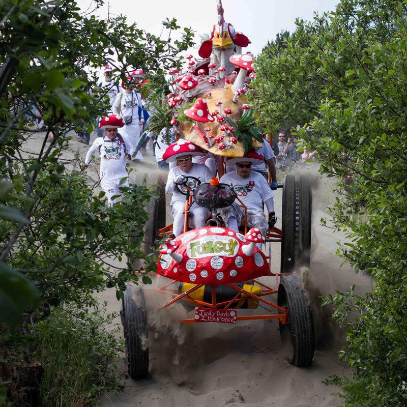 Various obstacles dot the 40-mile course. One of the most daunting is a steep sand dune called Dead Man’s Drop. Machines regularly flip or violently wreck before making it to the bottom. Fun Guy sped down the slope without a problem, though the sculpture broke down later and didn’t finish the race.