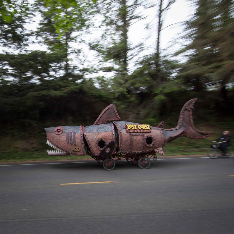 In the past, the Kinetic Grand Championship has had major sponsors, but today the nonprofit Kinetic Universe and a host of volunteers run the entire race. Several companies offer small sponsorships to different teams, but independent tinkerers who enjoy building functional art create most of the sculptures.