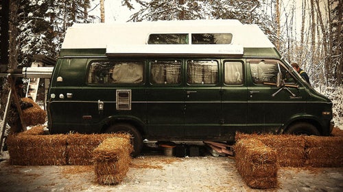 After the engine died, Eastbound spent a few days thinking about how he could insulate the vehicle for the winter. 鈥淚 wasn鈥檛 keen on using traditional pink insulation,鈥 he says. 鈥淏ecause at that point, I might as well just build a little shack.鈥
Instead, he buried his van in 117 straw bales鈥攁 cheap, plentiful, and renewable material.