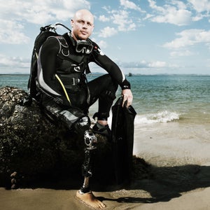 Paul de Gelder lost his right hand and right leg to a bull shark during a Navy diving exercise.
