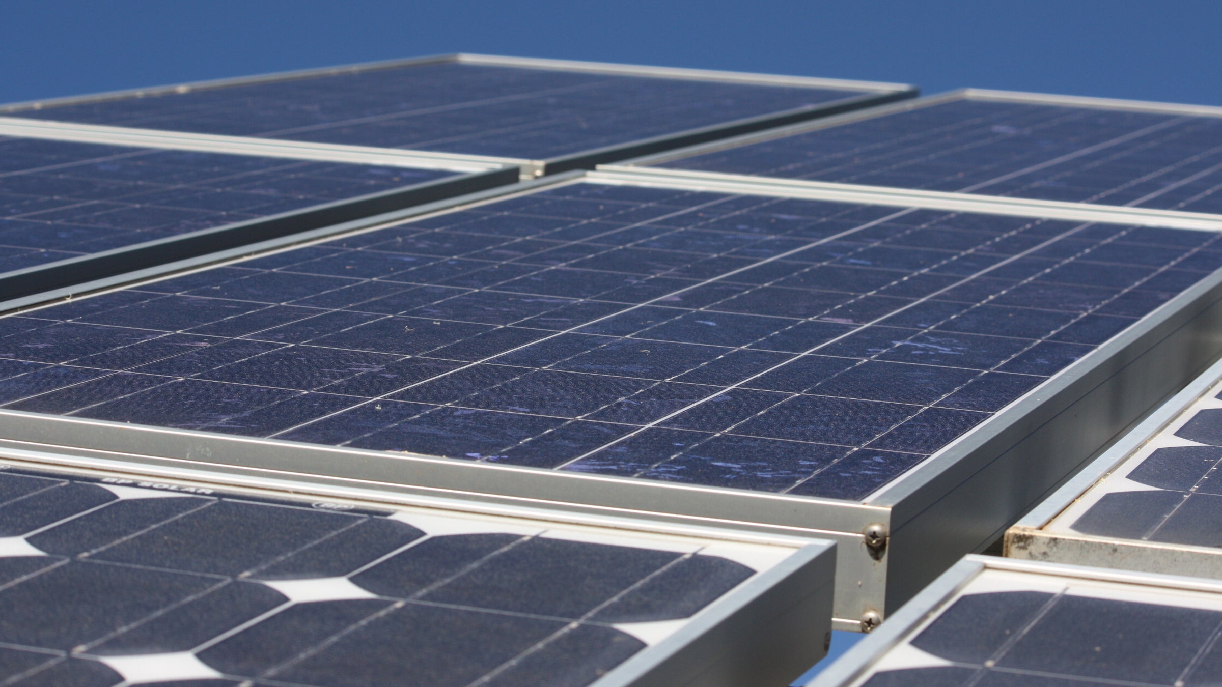 By cutting the use of fossil fuels, the solar power plant will reduce carbon emissions equivalent to planting 3 million trees.