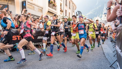 Fresh off the starting line, runners—including eventual winner Nathalie Mauclair (17), Núria Picas (9, DNF) and Fernanda Maciel (41, DNF)—take off through the streets of Chamonix, France.