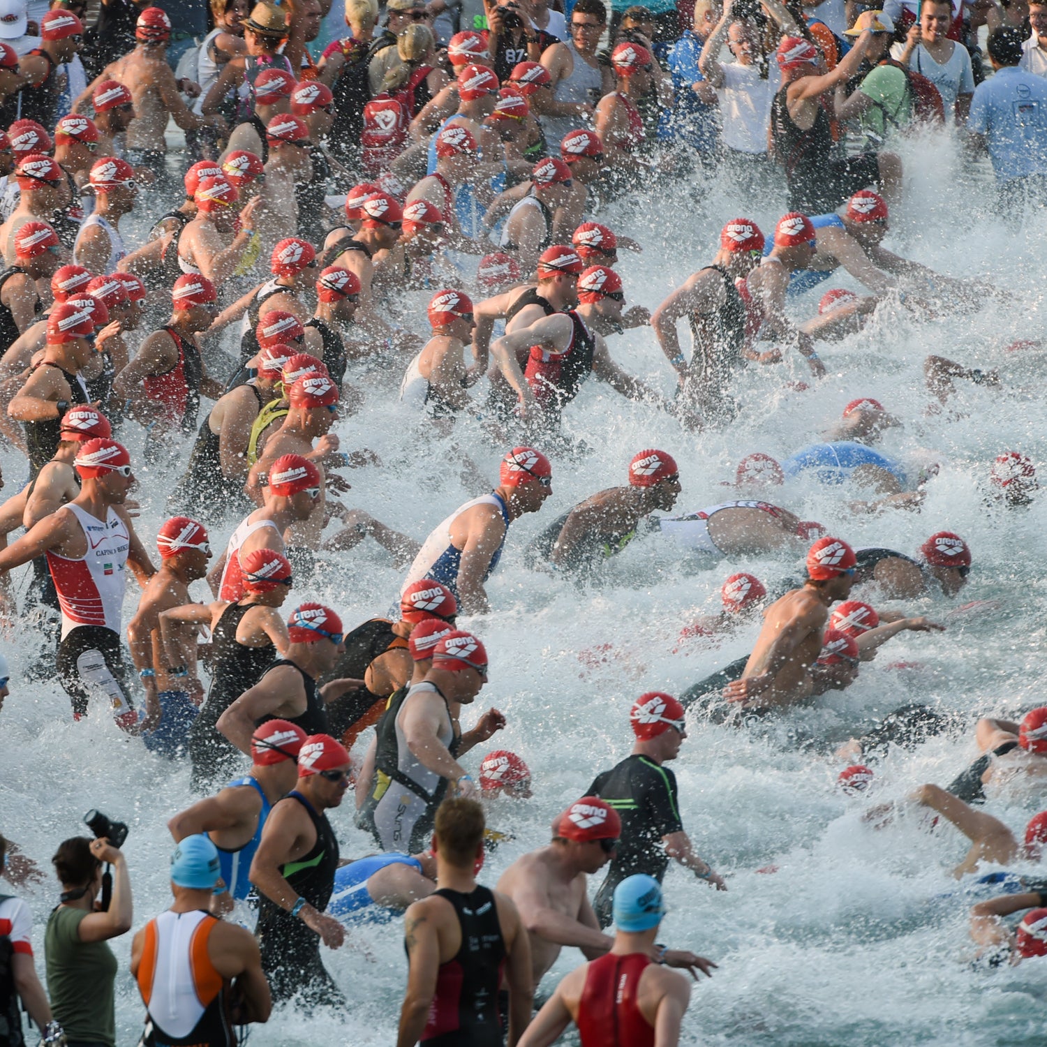 Triathleten starten am 05.07.2015 zur Ironman European Championship im Langener Waldsee bei Frankfurt am Main (Hessen). Photo by: Arne Dedert/picture-alliance/dpa/AP Images