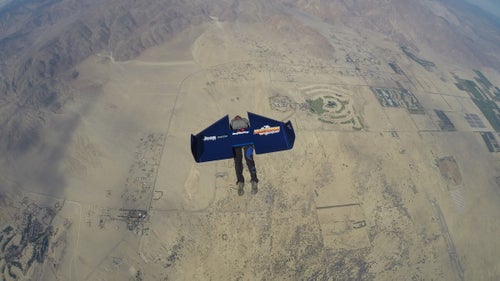 For the first adventure, the Jeep庐 brand tapped Rex Pemberton, a professional stuntman and wingsuit enthusiast who has been working to evolve the art of human flight, to attempt what Rex had dubbed the X-Wing Project. The plan: Strap a carbon-fiber delta wing to his back, jump out of a plane at 18,000 feet, and attempt to fly over the Pacific Ocean from Los Angeles to Catalina Island鈥攁 distance of roughly 15 miles.