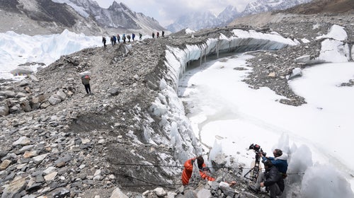 Kent Harvey on camera with first camera assistant Paul Santoni and stunt double/safety Stefan Sporli filming an Everest basecamp approach sequence.