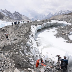 Kent Harvey on camera with first camera assistant Paul Santoni and stunt double/safety Stefan Sporli filming an Everest basecamp approach sequence.