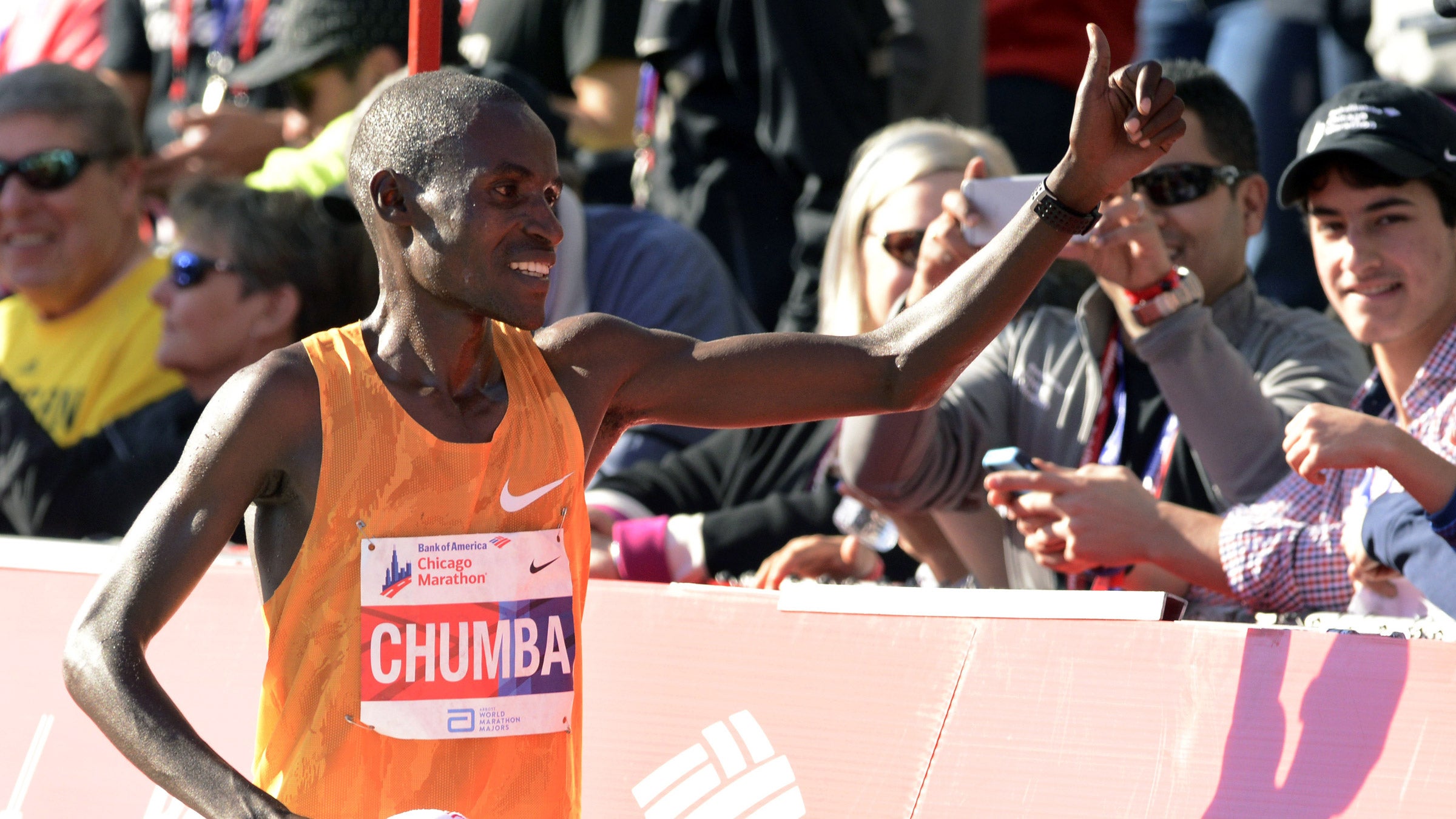 Dickson Chumba celebrates after winning the 2015 Bank of America Chicago Marathon. 