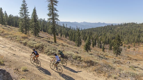 Last Saturday, I lined up with 国产吃瓜黑料 online editor Scott Rosenfield and 369 other riders for Giro鈥檚 inaugural Grinduro, a 60-mile race-ride hybrid in the mountains above the tiny logging town of Quincy, California (population 1,728). The event combined elements of gravel grinding with enduro-style mountain bike racing: Four timed segments (totaling about 17.5 miles) that count toward our overall result, but during the rest of the race we were free to cruise along at a conversational pace. At least in theory. Combined, the event鈥檚 two climbs totaled 8,000 feet of vert and 28 miles, with the second monster averaging about 12 percent grade. Survivors were rewarded with beer, live music, food, and festival-style camping at the Quincy fairgrounds, which served as Grinduro鈥檚 de facto headquarters.
Ultimately, it felt like a big group ride鈥攚ith some friendly competition sprinkled throughout鈥攎ore than anything else, with riders stopping to helping each other with flats (frequent) and hanging out over a handful of Doritos (delicious). It was maybe the hardest 60 miles of my life, but it was also really damn fun.