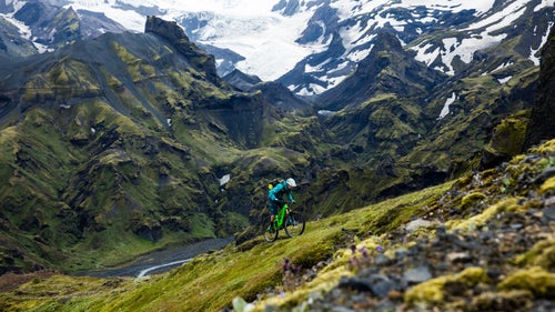 Overcast and surrounded by glaciers, the cool temps made for perfect riding conditions.
Here, Seward is powering up one of the punchy climbs spread throughout Iceland鈥檚 unpredictable volcanic terrain.