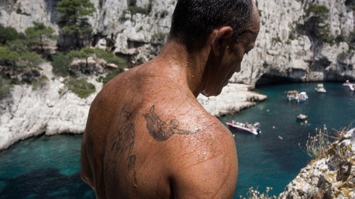 With his trainer and close friend Stephane, a member of Marseille's special forces police team, Franc goes through rigorous exercise to prepare his body for dives.