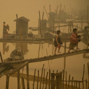 Members of the indigenous community live at the riverbanks in Kapuas river where the air is engulfed with thick haze at Sei Ahass village, Kapuas district, Central Kalimantan province on Borneo island, Indonesia.
These fires are a threat to the health of millions. Smoke from landscape fires kills an estimated 110,000 people every year across Southeast Asia, mostly as a result of heart and lung problems, and weakening newborn babies.