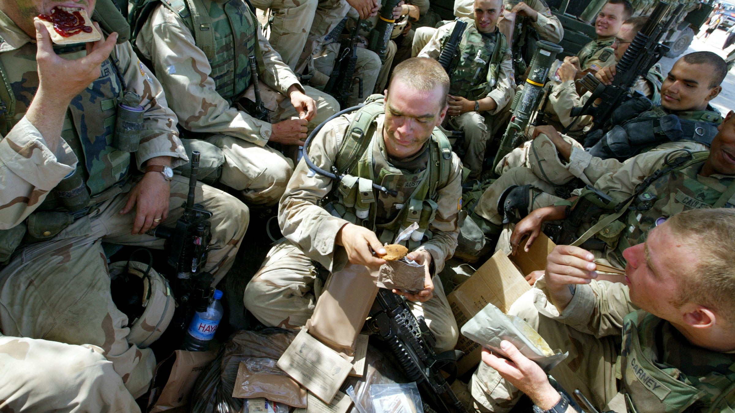 U.S. soldiers from the 173 Airborne Division eat MRE's.