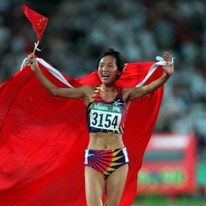 Wang Jungxia of China celebrates after winning the women's 5000 meters at the1996 Summer Olympic Games in Atlanta, Sunday, July 28, 1996.  (AP Photo/Michael Probst)