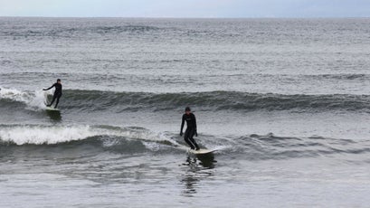 A search for surf in the PNW requires a dedicated interest in the Internet. Wave and weather reports can change before you even arrive. Your best bet? Be willing to wait it out. Or, be on constant lookout for better conditions nearby.