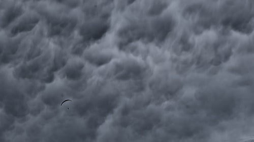 Our instructor, Henzi, soaring below some wild mammatus clouds above Valle de Bravo.