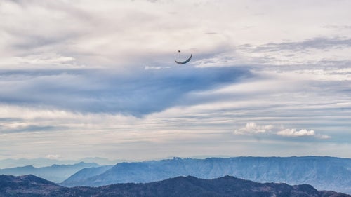 Henzi performing some advanced wingover acrobatics on his paraglider. We call him our 鈥渇lying sensei,鈥 and he鈥檚 also one of the most adventurous pilots in the U.S.