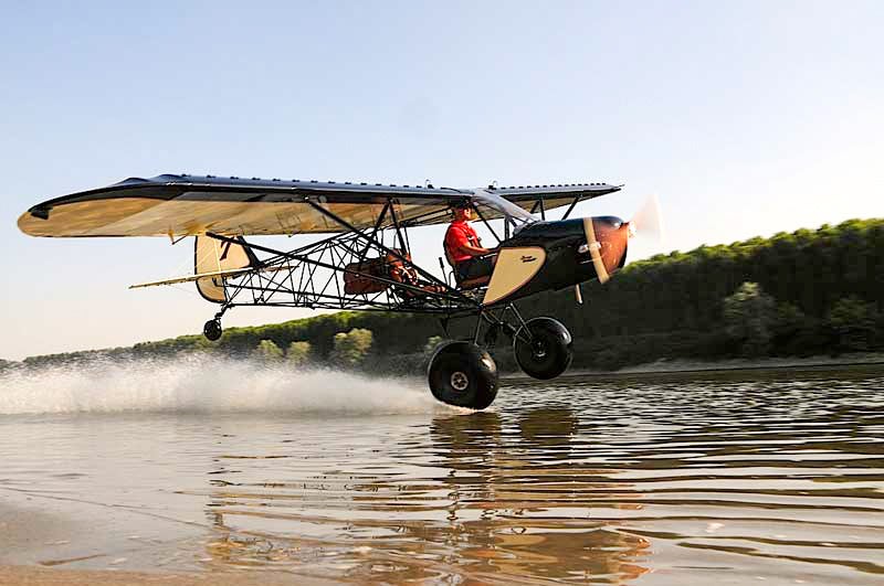 The Savage bobber leaves its aluminum trellis frame completely free of bodywork, giving pilots the feeling of flying outside the airplane. 