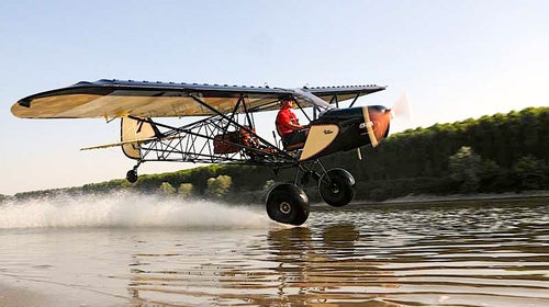 The Savage bobber leaves its aluminum trellis frame completely free of bodywork, giving pilots the feeling of flying outside the airplane.