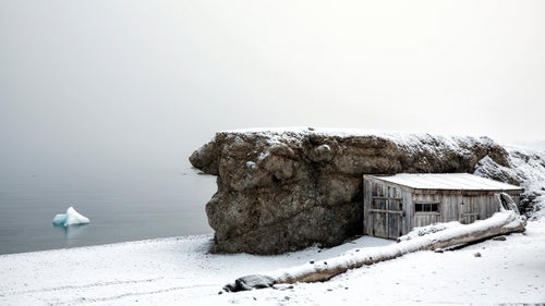 In the late 1920’s, Norwegian explorer Roald Amundsen, who was the first man to reach both poles, led the first successful mission to the North Pole using Ny-Ålesund as the launching point.