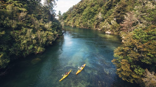 Abel Tasman National Park is home to one of New Zealand鈥檚 nine Great Walks. Each hike covers a famous trail, ranging in length from 20 to nearly 50 miles long. The Abel Tasman Track has a distance of just over 30 miles.
The first time he visited the national park, Lolos set off on a three-day kayak tour, on which he and his fellow paddlers explored seven or eight beaches. They spent two nights sleeping on two of them. For this shot, Lolos set off to hike part of the famous Abel Tasman Walk. He traveled an hour or two back to a spring bridge he had passed while kayaking and took a picture of paddlers from a different group.