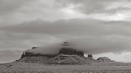 On this particular morning in early November, I awoke early to an unexpected snowstorm. I jumped into my car and drove as quickly as I could toward Monument Valley, Navajo Tribal Park, and captured this image just from the side of the road. 聽