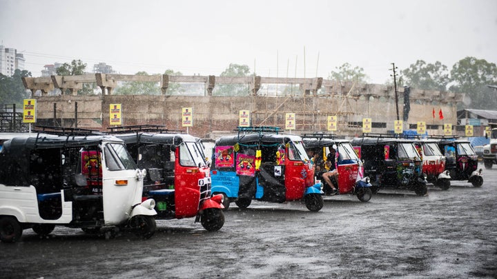 3 Wheels and 7 Horsepower in Mad Rickshaw Race Across India - Outside ...