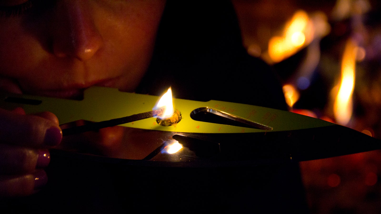 The marijuana bowl is probably the best-functioning component of the Knipper. You'll need to take pains to shield it from wind, but once you do, you'll be rewarded with a smooth, easy pull. Just be careful not to cut your face with the saw blade, which is right next to the mouthpiece. 