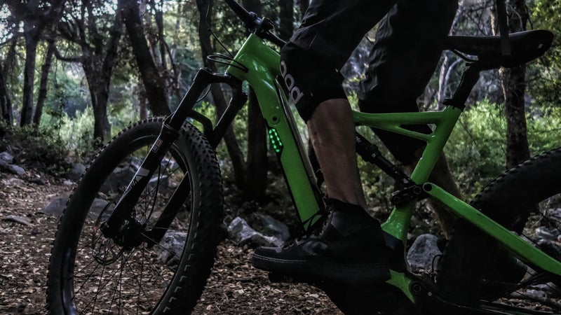 The LEDs indicate charge levels, and you can switch between modes using the three buttons on the downtube, but you're better off controlling both through the smartphone app.