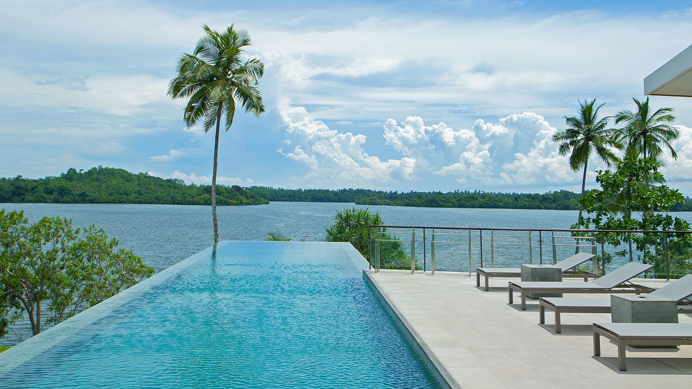 Lake views and bungalows at Tri.