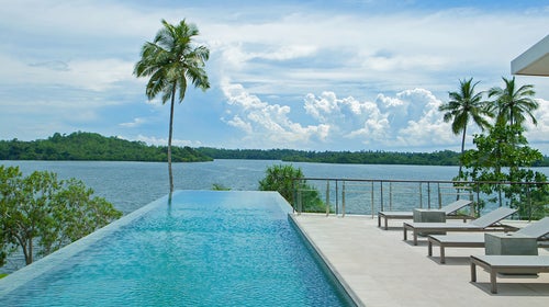 Lake views and bungalows at Tri.