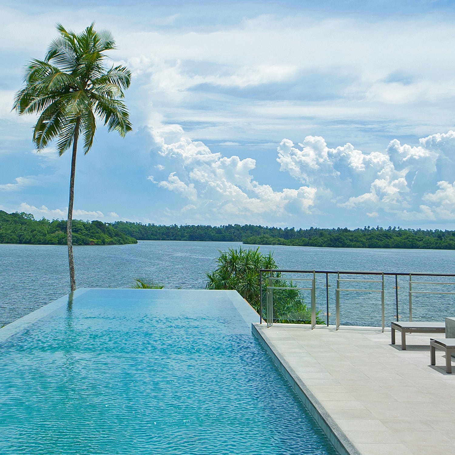 Lake views and bungalows at Tri.