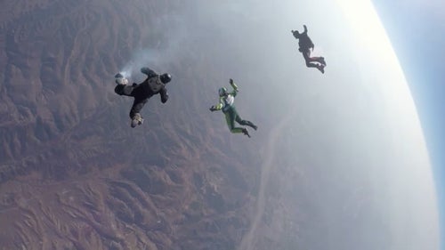One of Aikins鈥 support jumpers wore a smoke-emitting device on his leg so viewers could track the freefall from below. Aikins decided not to: 鈥淚 don鈥檛 want anything else on my body,鈥 he said leading up to the stunt.