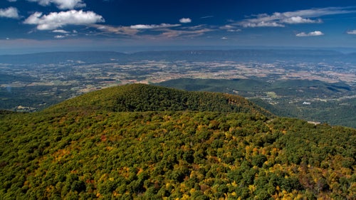 The Blue Ridge Parkway continues on as Skyline Drive through Shenandoah National Park, both roads of which are works of art as viewed from the air. I have traversed the Shenandoah Valley many times in the plane, and each time it was incredibly peaceful and beautiful. This angle looks west from the park into the Shenandoah Valley.
From the book 鈥淔lying the Blue Ridge Parkway.鈥