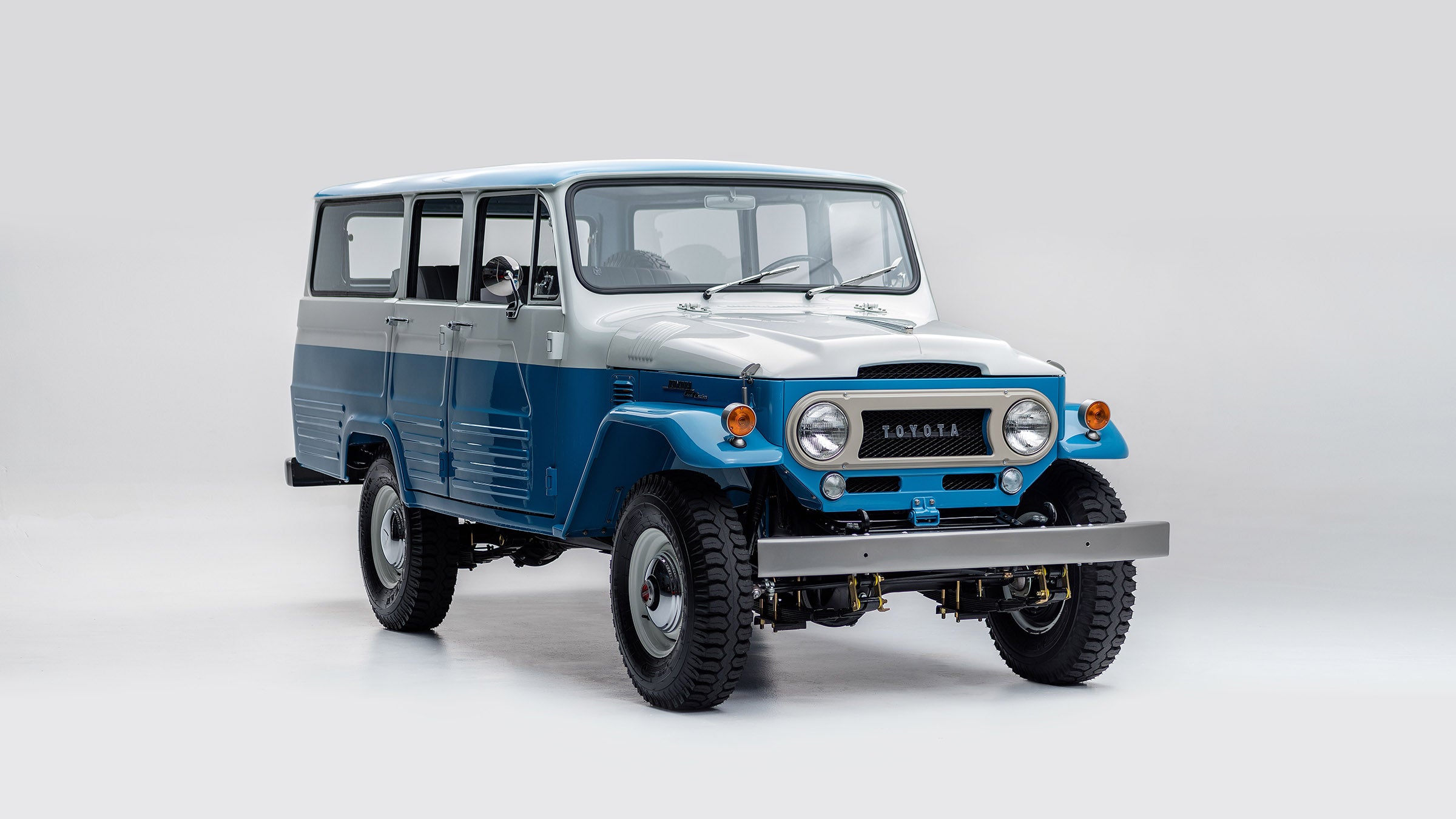 One of the things that sets the FJ45LVs apart is their two-tone paint jobs. This one is capri blue/white. 
