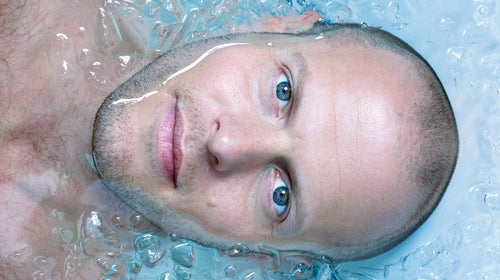 https://cdn.outsideonline.com/wp-content/uploads/2016/09/12/tim-ferriss-ice-bath_h.jpg?crop=25:14&width=500&enable=upscale