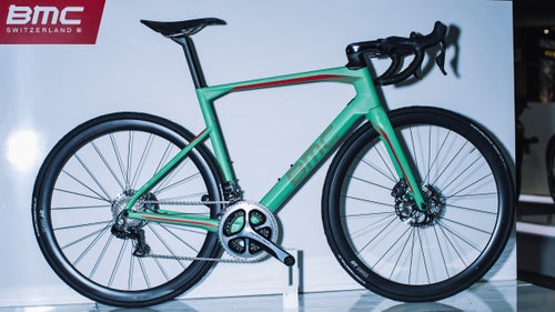 It should come as no surprise that the Swiss manufacturer is taking a more measured approach to the whole all-road movement, with the Roadmachine more focused on the asphalt than the dirt. This bike is longer and lighter than the company鈥檚 previous endurance offering, the Granfondo, but it retains BMC鈥檚