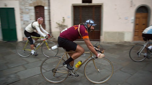 Riders make their way through the wet streets of Gaiole to gather for the start of 尝鈥椭谤辞颈肠补. The town walls reverberated with the sound of old, protesting brake pads.
