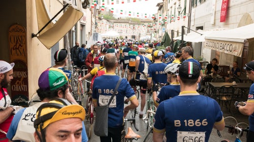 Merino and musette bags cover a sea of cyclists queued up in the center of town, waiting to start their ride. Wool was the jersey material of choice for the vast majority of the 7,000 riders.