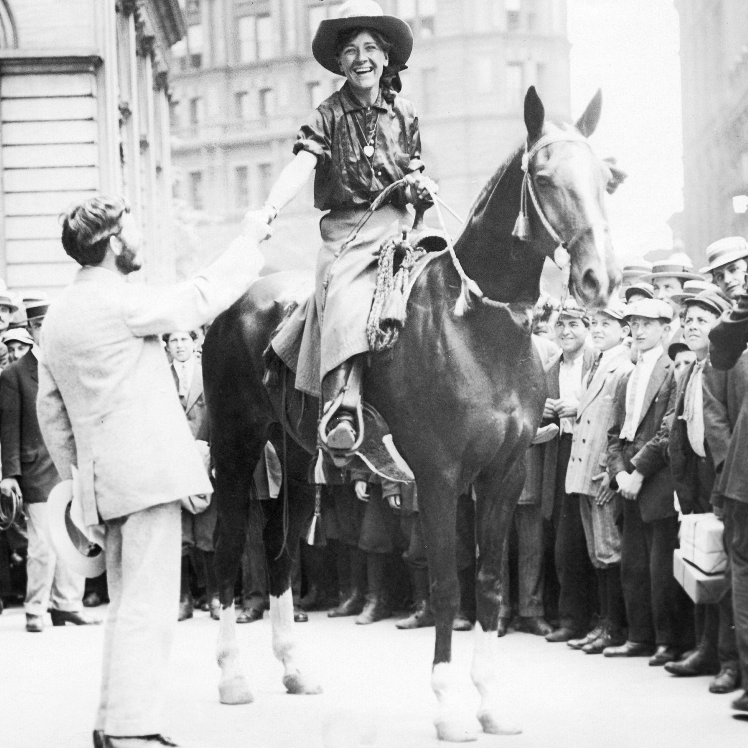 (GERMANY OUT) - : Nan Aspinwall-Gableshowgirl cowgirl, USA was the first woman to ride across North America (from San Francisco to New York) alone, shaking hands in New York - Photographer: International Press Photo- Published by: 'Berliner Illustrirte Zeitung' 31/1911Vintage property of ullstein bild (Photo by ullstein bild/ullstein bild via Getty Images)