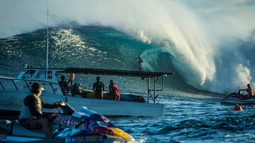 2015/2016 WSL Big Wave World Tour Champion and athlete representative Greg Long displayed his superior skills during the first heat of the men鈥檚 event. Long donated his own money to support the purse for the final contest of the Big Wave World Tour at Todos Santos in 2010. His leadership has been a driving force in the professionalization of the sport for men and women.