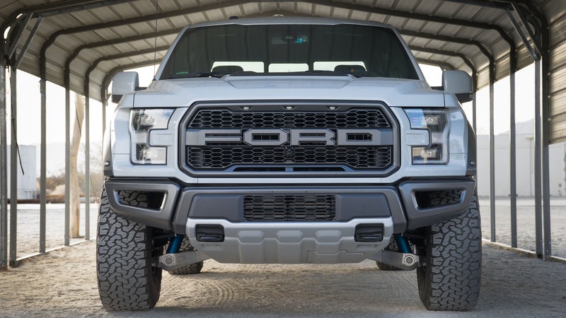 The Raptor's distinctive face continues for 2017, and man it looks good combined with the F-150's new headlights.
