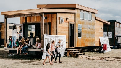 https://cdn.outsideonline.com/wp-content/uploads/2016/12/22/tiny-house-107_h.jpg?height=230