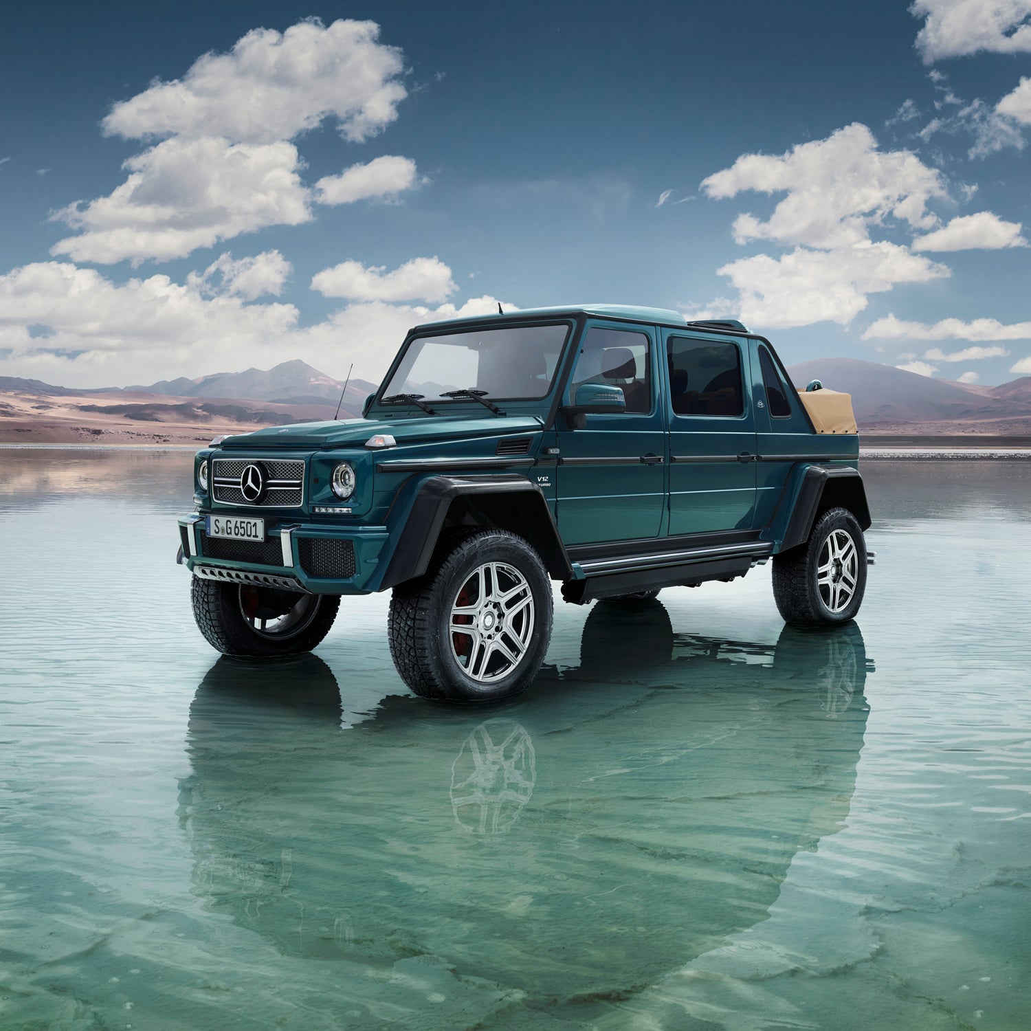 Mercedes-Maybach G 650 Landaulet ;*Kraftstoffverbrauch kombiniert: 17,0 l/100 km, CO2-Emissionen kombiniert: 397 g/km
Mercedes-Maybach G 650 Landaulet; *Fuel consumption combined: 17.0 l/100 km, CO2 emissions combined: 397 g/km