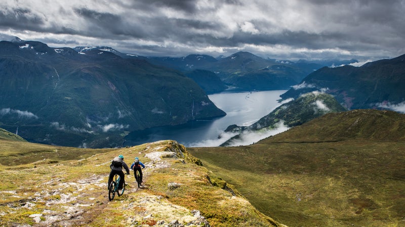 Biking down into Nordalsfjorden.