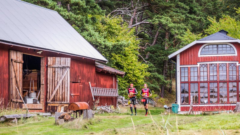 Running past Swedish farms during the Otillo Swimrun World Championship